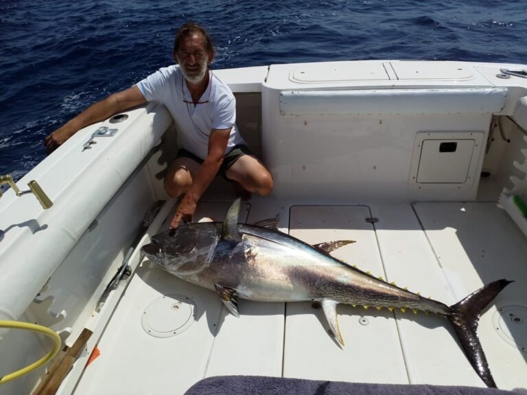 Massimo Deiana mostra un tonno appena pescato durante un'uscita di pesca a Santa Teresa, Sardegna